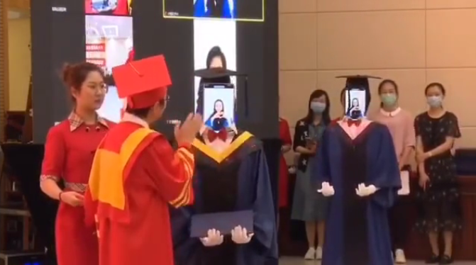 南邮研究生毕业典礼机器人代替十学生拨穗领学位证!学生参与制作